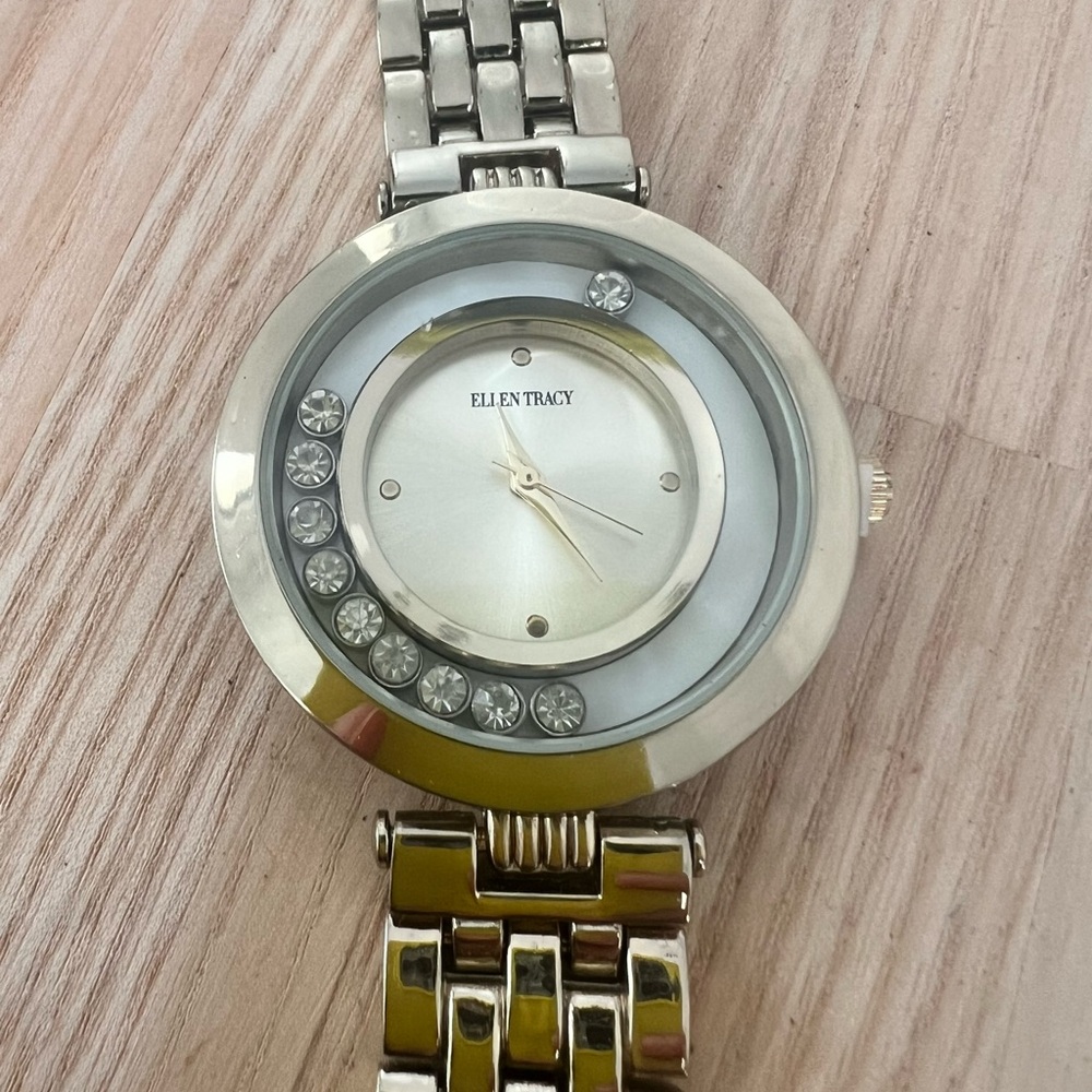 Ellen Tracy ladies round gold tone fashion watch NEW BATTERY